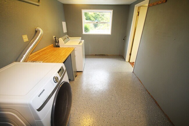 Building Photo - MOUNTLAKE TERRACE 3 BED, 2 BATH HOME FOR R...