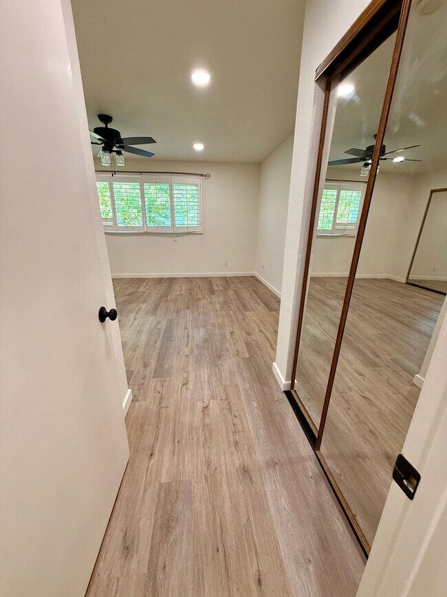 Building Photo - Beautifully Updated 3-Bedroom Tri-Level Co...