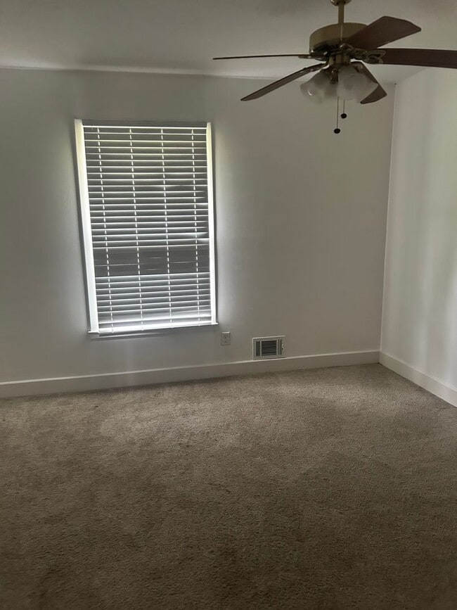 Building Photo - Lovely 3 Bedroom home