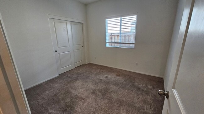 Building Photo - Modern 4 Bedroom Home in City in the Hills