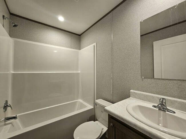 Building Photo - 601 Suwanee Dr