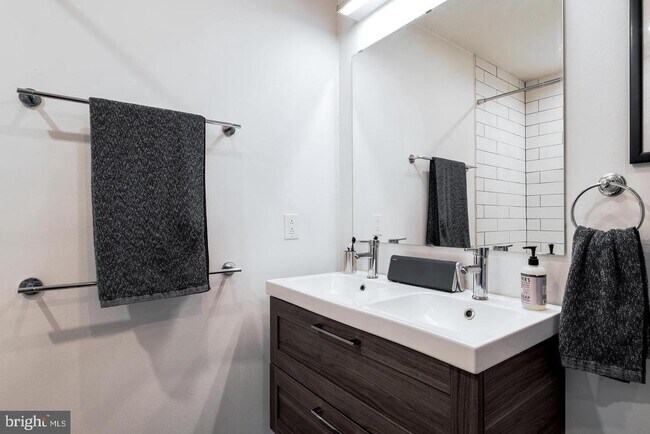 Building Photo - 1617 Hope St