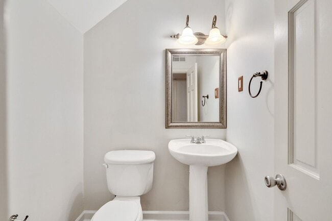 Building Photo - Fall Special - 1/2 off first month's rent!