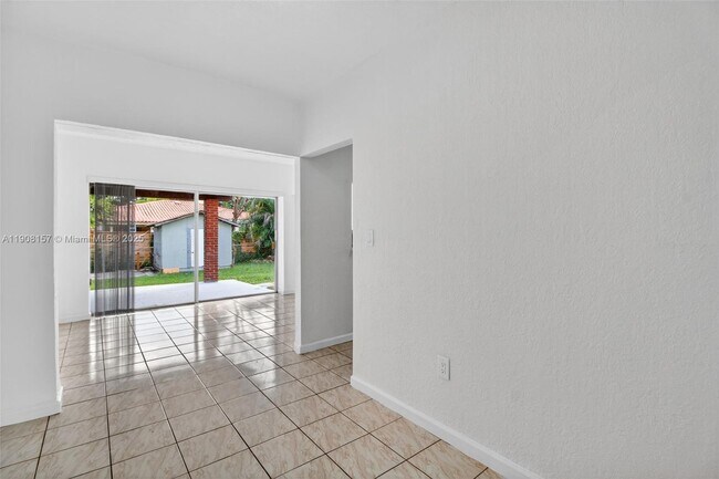 Building Photo - 2464 SW 19th St