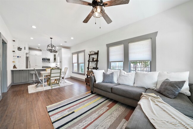 Building Photo - 325 N Sidney St