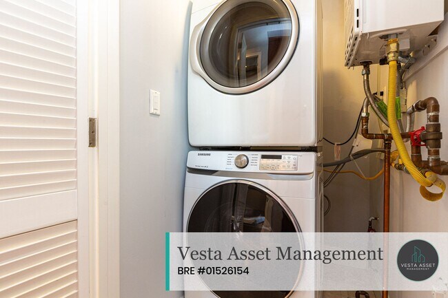 Building Photo - SPACIOUS TOP FLOOR 3 BED/2.5 BATH CONDO WI...