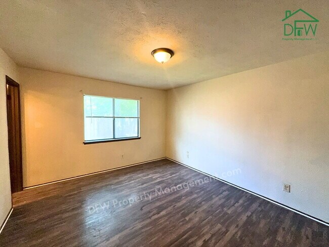 Building Photo - 3-Bedroom Home with Fireplace, Covered Patio & Large Fenced Backyard
