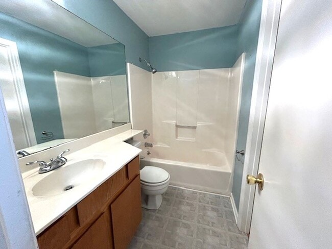 Building Photo - Two Bedroom 2 Bath Townhome