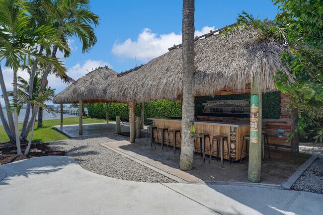 Building Photo - 930 S Lakeside Dr