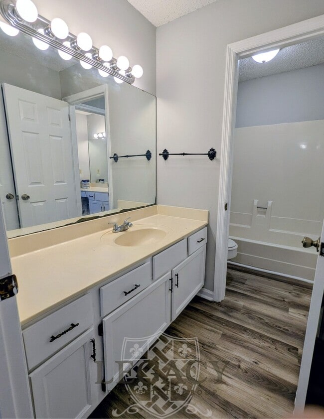 Building Photo - 2436 Thoroughbred Dr