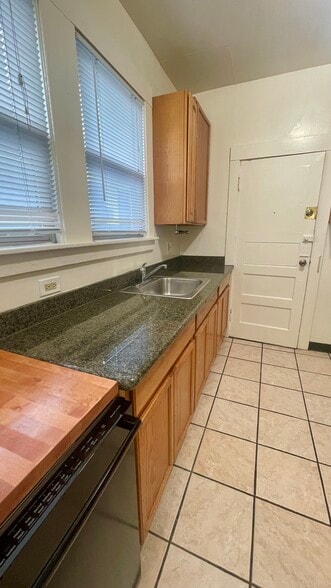 Building Photo - 566 53rd St