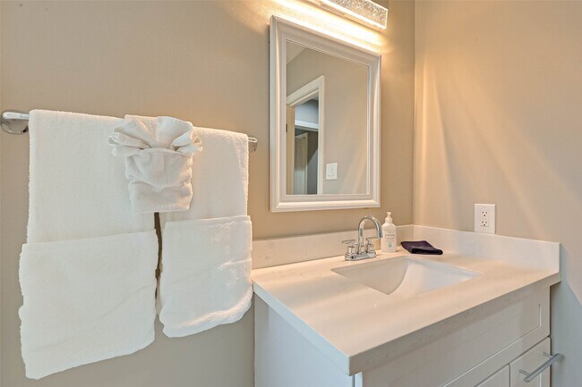 Building Photo - 5330 Hialeah Dr