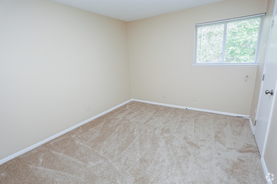 Bedroom - Turlington Oaks Apartments