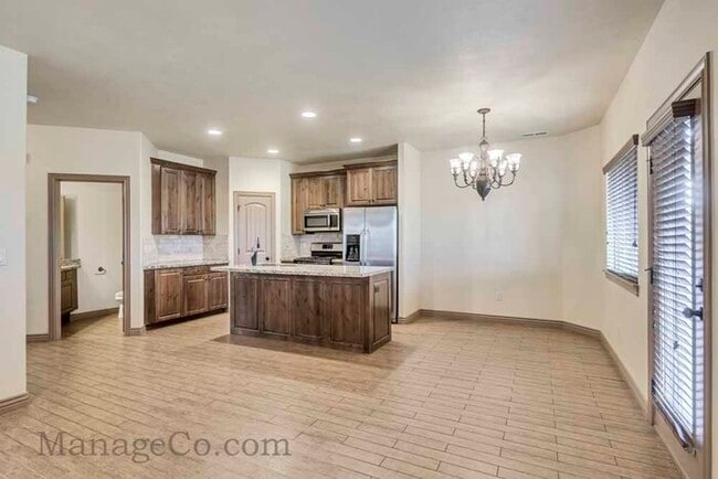 Building Photo - Spacious Orem Townhouse