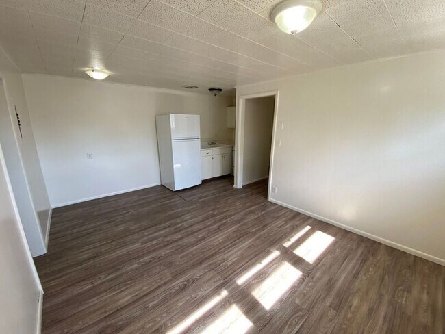 Building Photo - 635 Thompson Ave NE