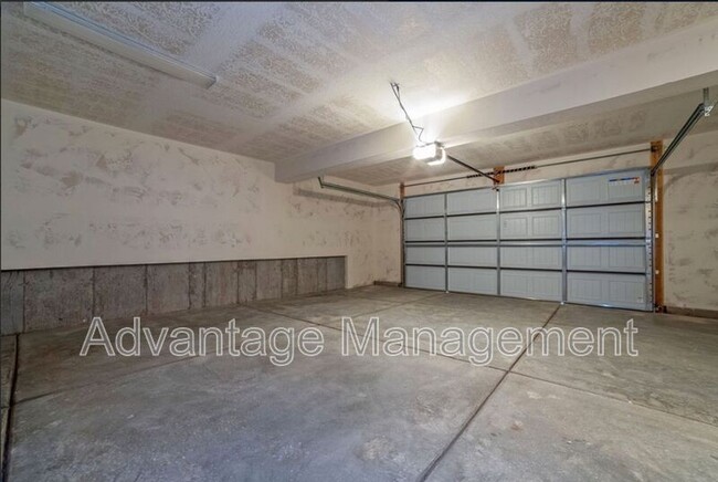 Building Photo - 933 S Aspen Pl