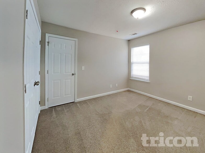 Building Photo - 1030 Riverclift Dr