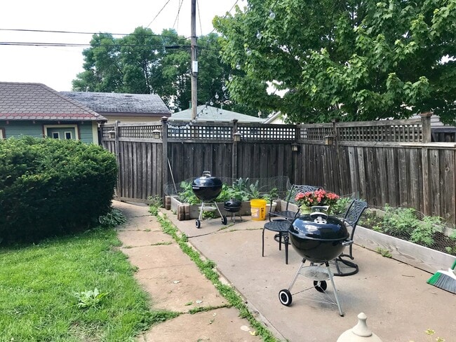 Building Photo - NE Minneapolis 2 Br / 1 Ba Upper Level Dup...