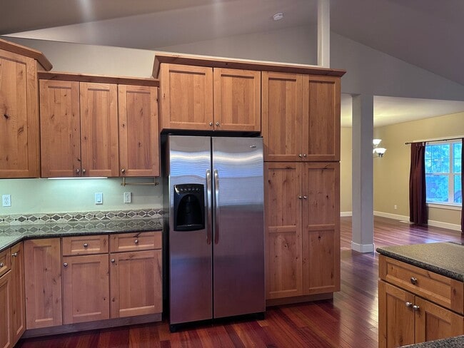 Building Photo - Sign your lease by December 31st and enjoy a $1,000 rent discount applied at move-in!