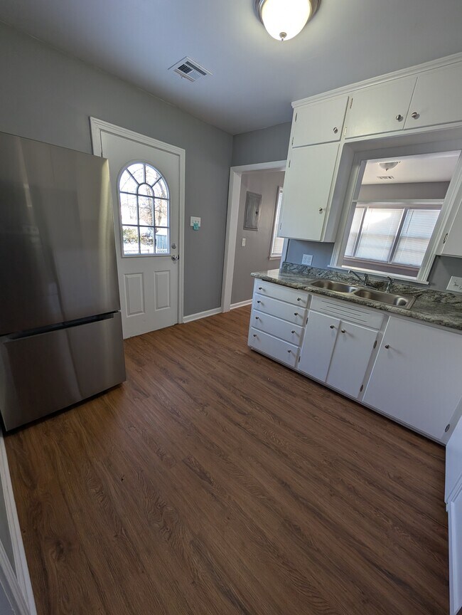 Building Photo - 117 SW Hillside Ave