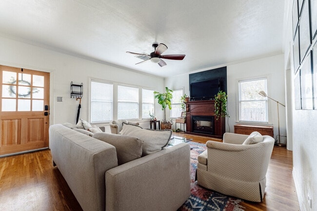 Building Photo - 1025 N 34th St