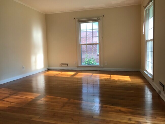 Building Photo - 1939 Lebanon Dr NE