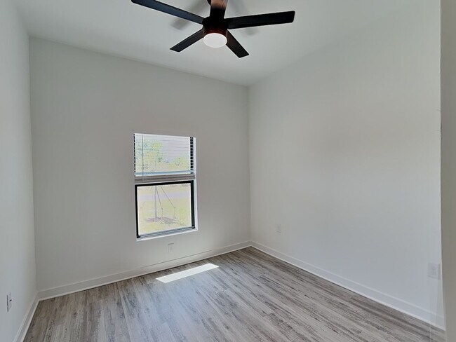 Building Photo - 1125 Highlands Rd