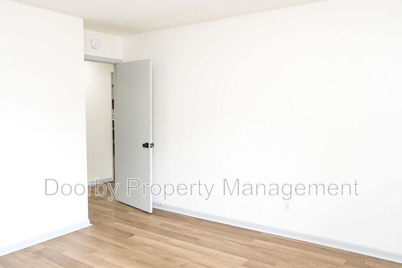 Building Photo - 1300 Koblan Dr