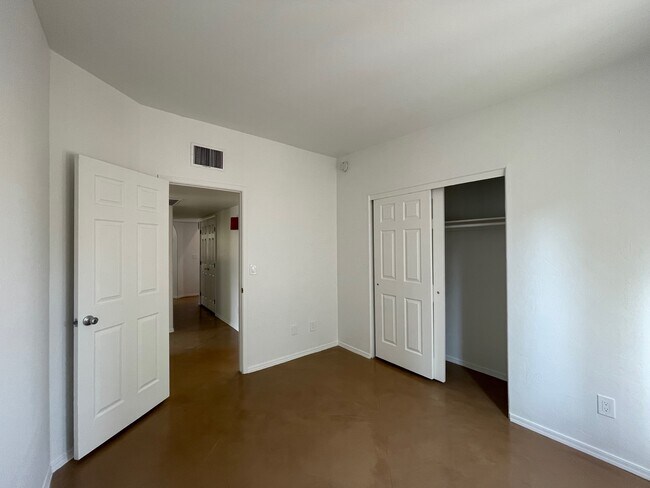 Building Photo - 2911 E Ave Portico