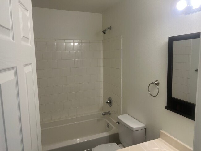 Building Photo - 3 Bed 2 Bath Duplex