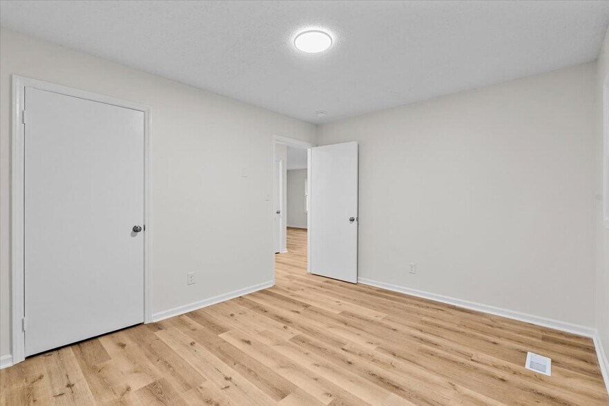 Building Photo - 718 Miles St