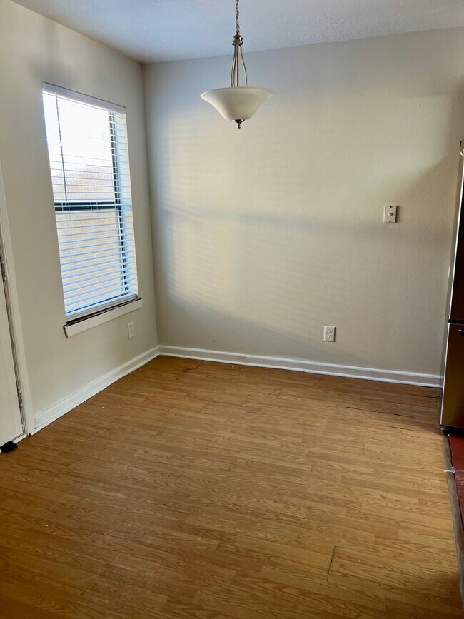 Building Photo - Great Town-Home!!