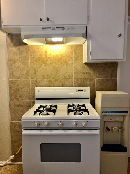 Building Photo - 606 W 4th Ave