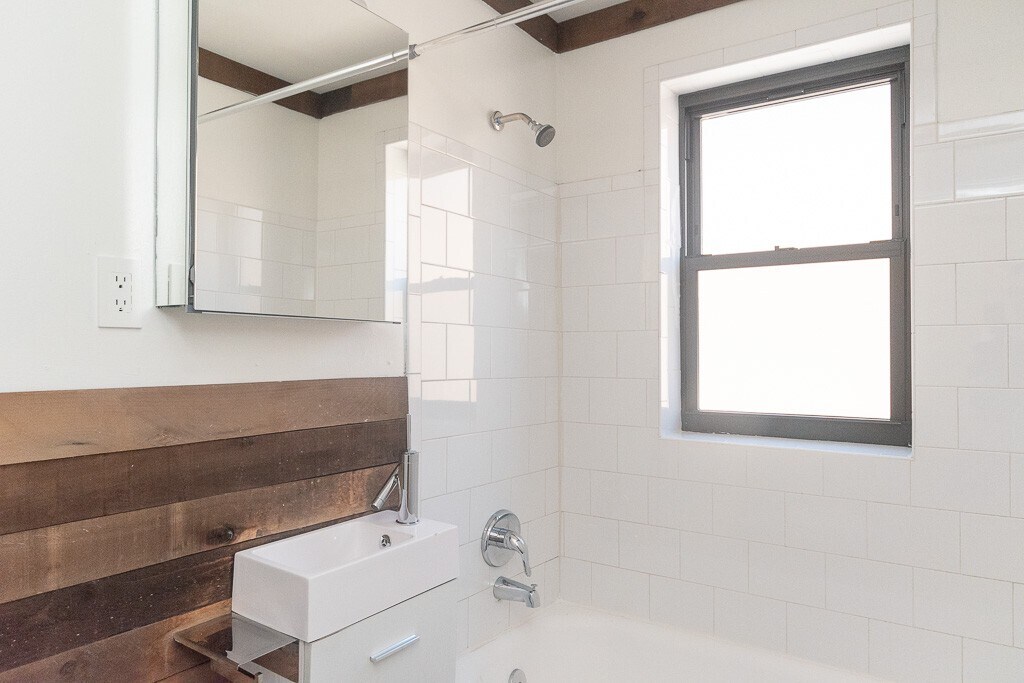 Building Photo - 556 W Arlington Pl