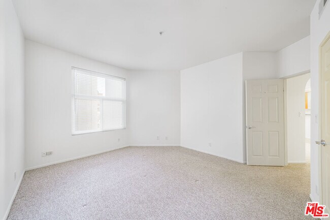 Building Photo - 620 S Gramercy Pl