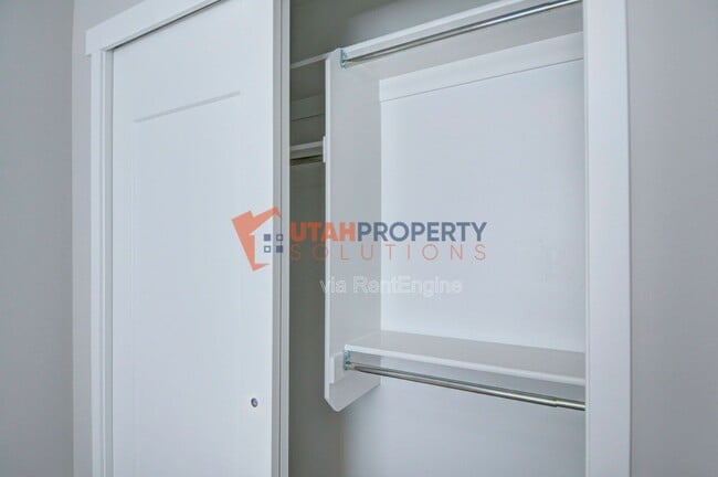 Building Photo - 992 W 380 S