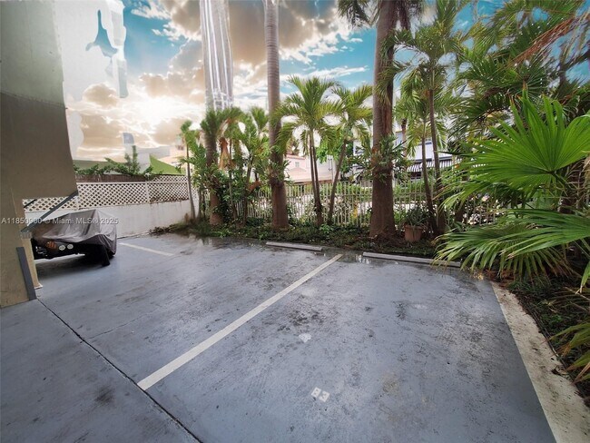 Building Photo - 1357 Collins Ave