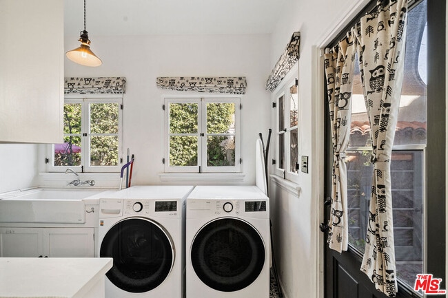 Building Photo - 1632 N Orange Grove Ave