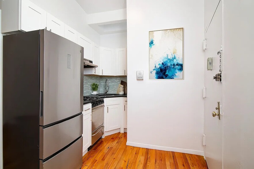 Building Photo - 400 E 53rd St