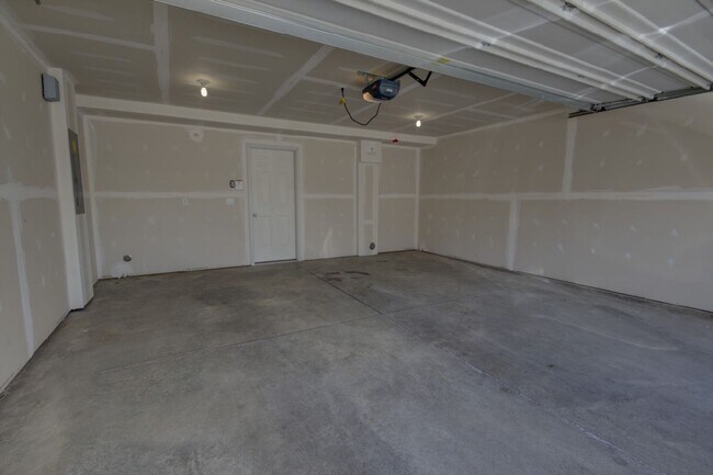 Building Photo - Gorgeous 3 Bedroom Townhome