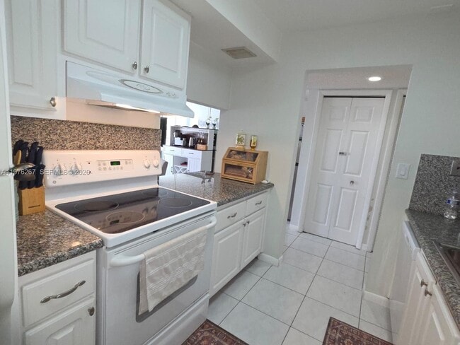 Building Photo - 220 Lakeview Dr