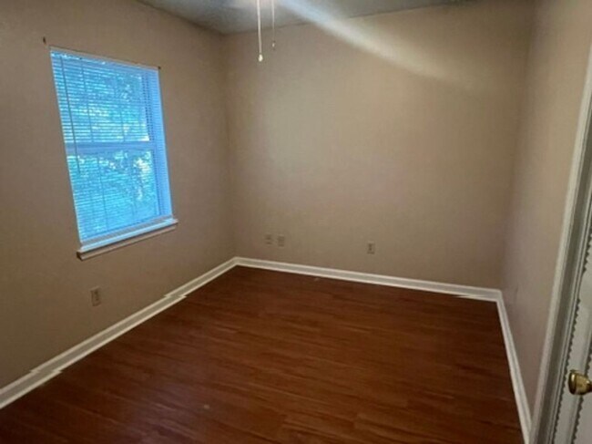 Building Photo - 3BR/2.5BA Two Story Available Now!