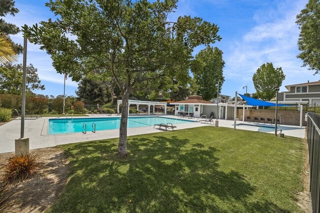 Building Photo - Beautiful Townhome in Mission Viejo
