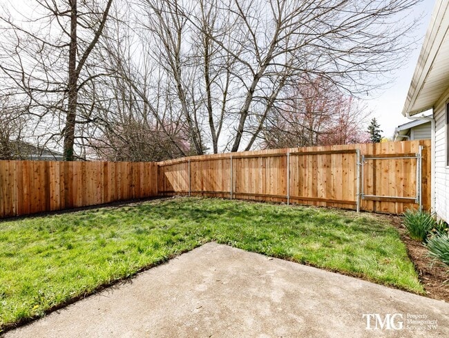 Building Photo - Don’t miss out on this spacious 2-bedroom duplex with premier outdoor space!