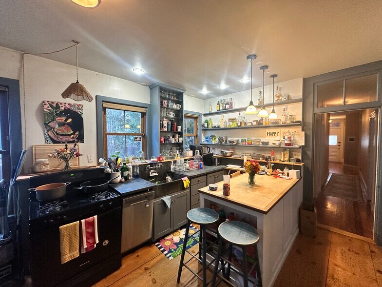 Primary Photo - 12 Oswald St