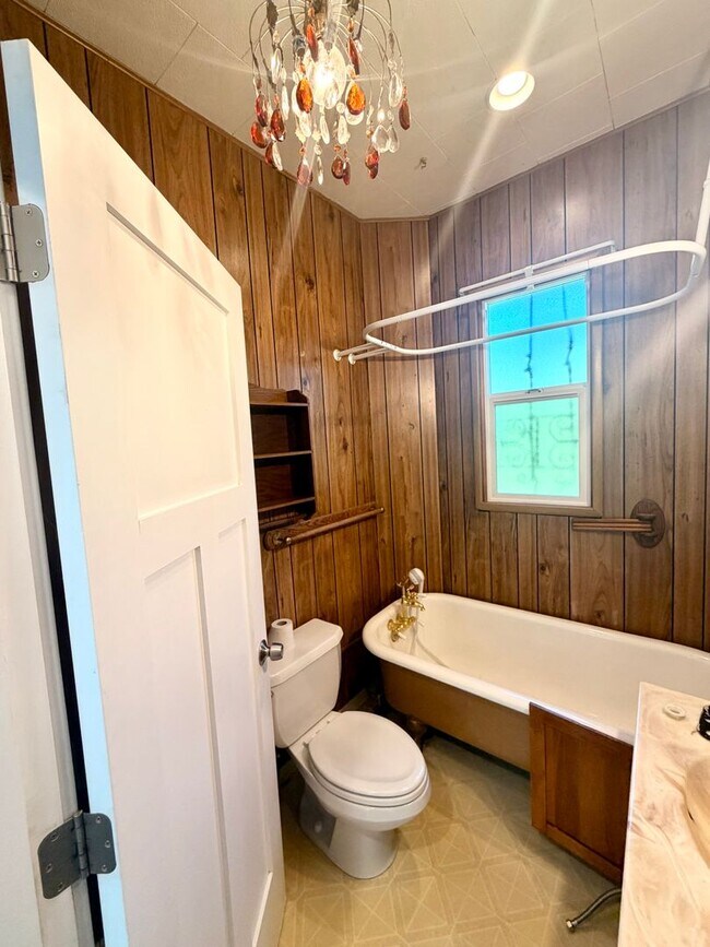 Building Photo - Beautifully Updated Craftsman in the Heart of North Tacoma