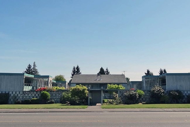 Building Photo - Holiday Manor