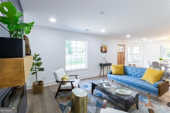 Building Photo - 2749 Memorial Dr SE