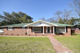 Building Photo - 3 Bedroom 1 bathroom lower level home in N...