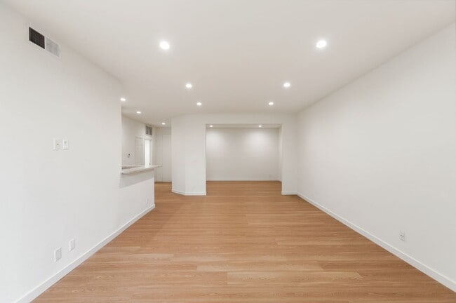 Building Photo - Beverly Hills Prime Location - 2 bed 2.5 bathroom